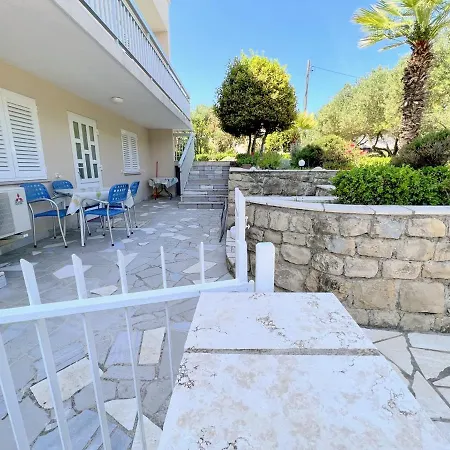 Miramar Gardenn Apartmment Banjol
